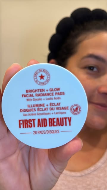 Tal vez el problema no era mi maquillaje después de todo… 👀✨ Hoy probé preparar mi piel con los Facial Radiance Pads...