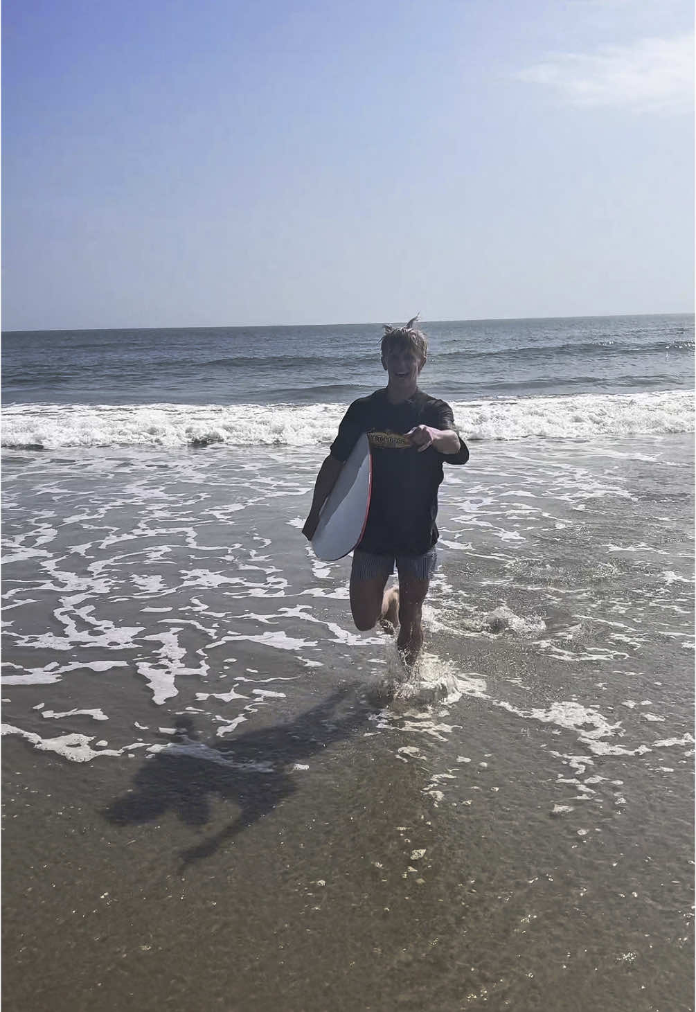 Skimming it up with the new tee🤙🏼 #skimboarding #skim #surftok #shaka #tee #beach #summer #surfbrand #CapCut