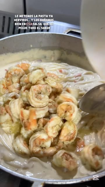 Pasta cremosa con camarones estilo dominicano 🇩🇴 El truco: queso crema + crema de leche y tostones al lado porque n...