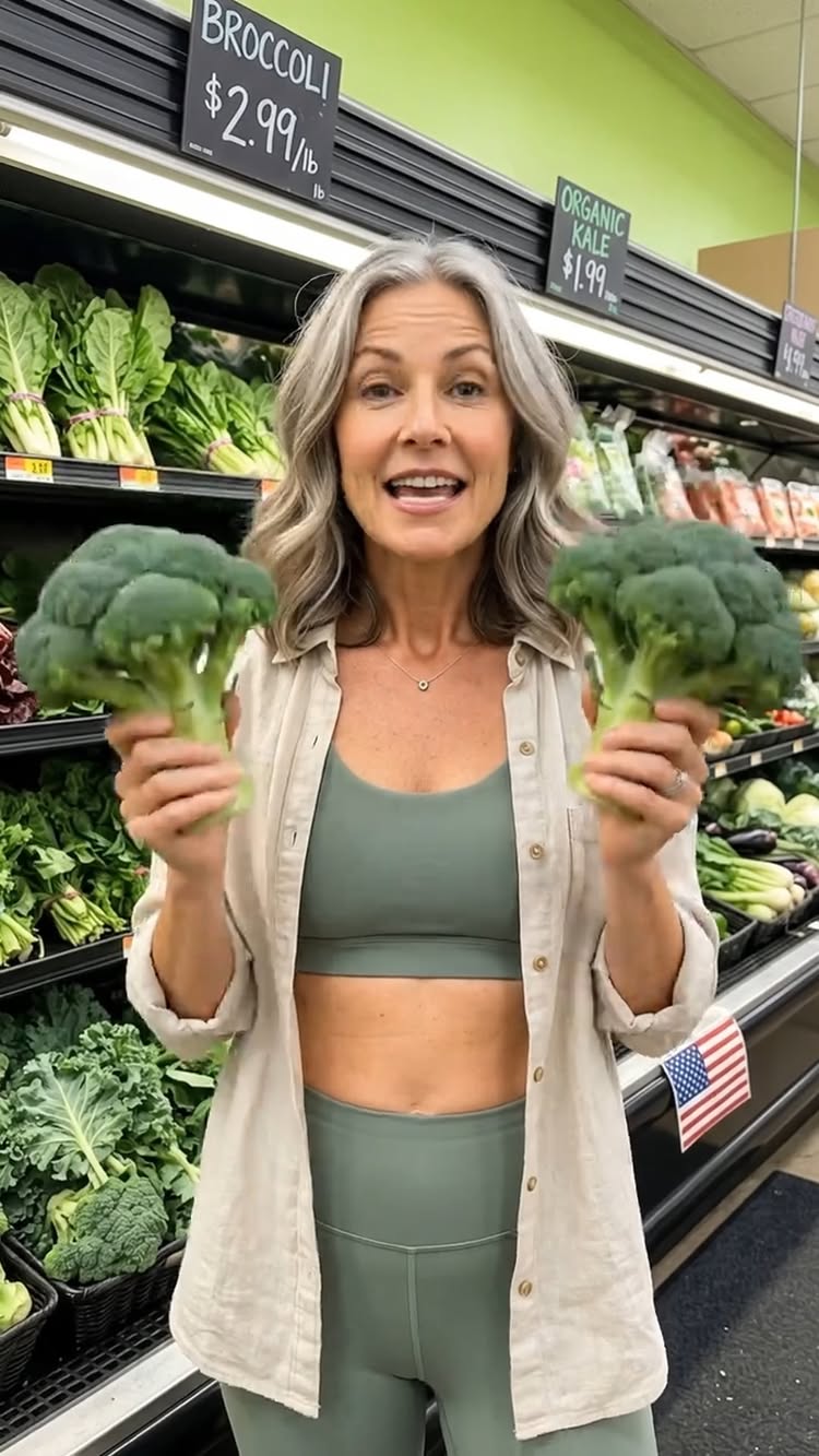 Save this before you cook broccoli 🥦 Drop it in cold, salted water and let it soak for 10 minutes. If nothing comes...