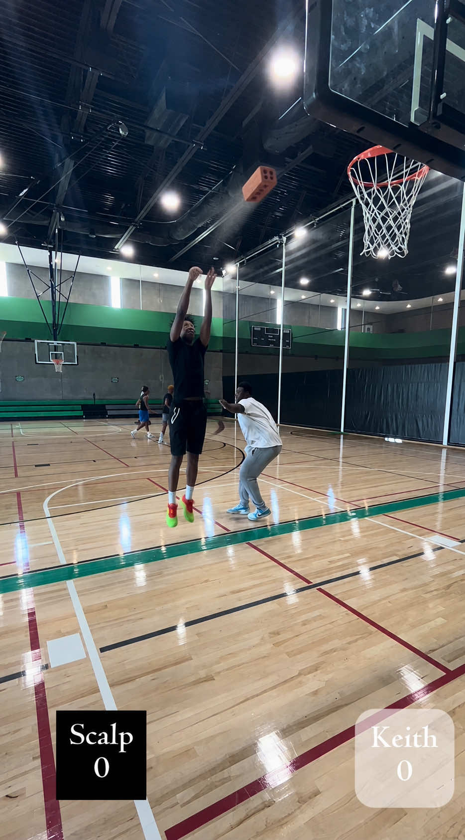 This is literally the worst 1v1 I’ve ever seen in my life 😭😭🙏#basketball #fyp #1v1 #trash #funny