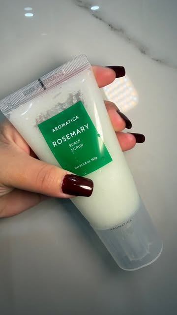 Un cuero cabelludo limpio hace toda la diferencia 🌿✨ Probé el Rosemary Scalp Scrub de @aromatica.us, formulado con s...
