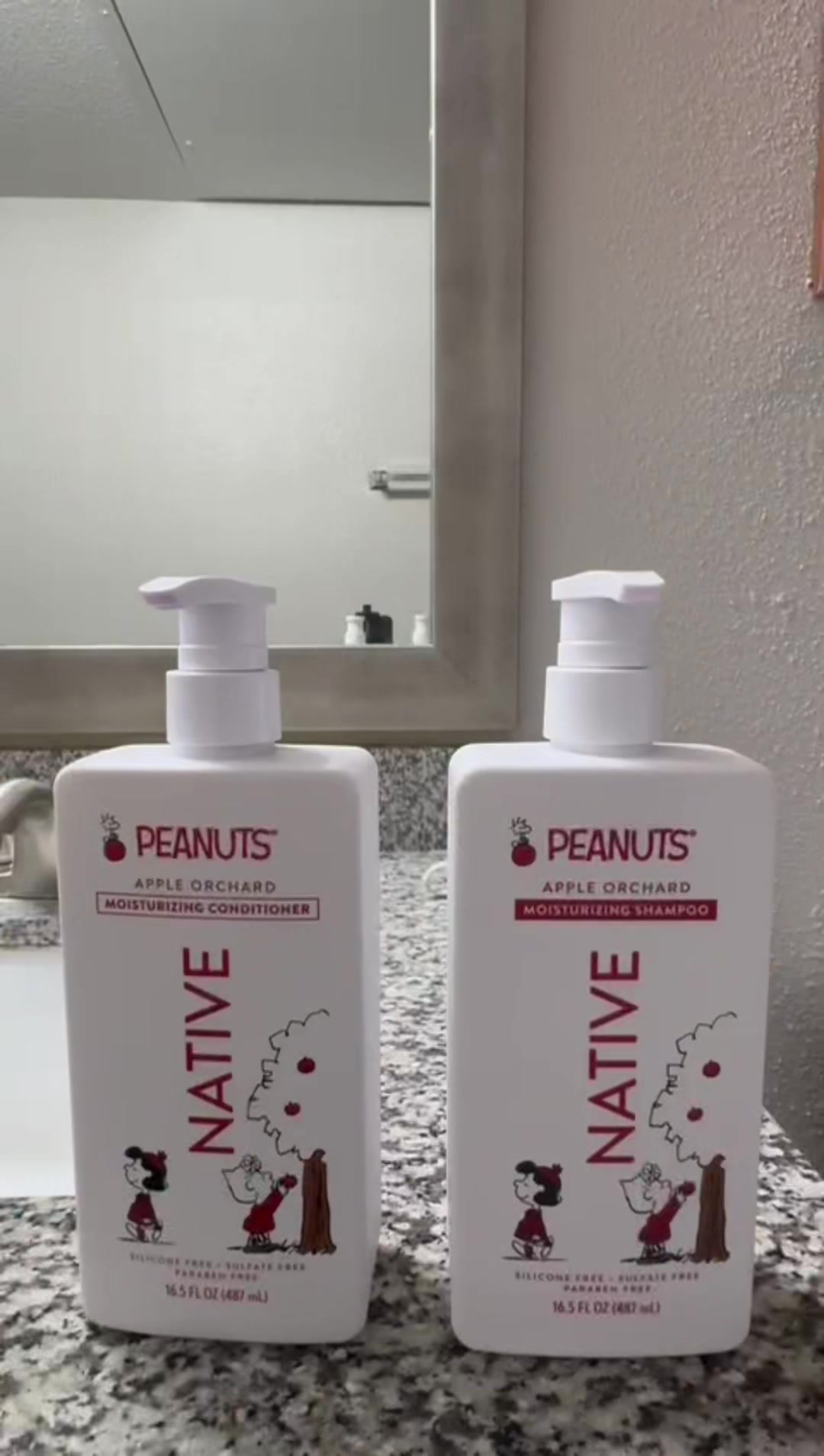 This fall brings us the perfect duo Native x Peanuts brings us the freshness of the apple orchard to take care of you...