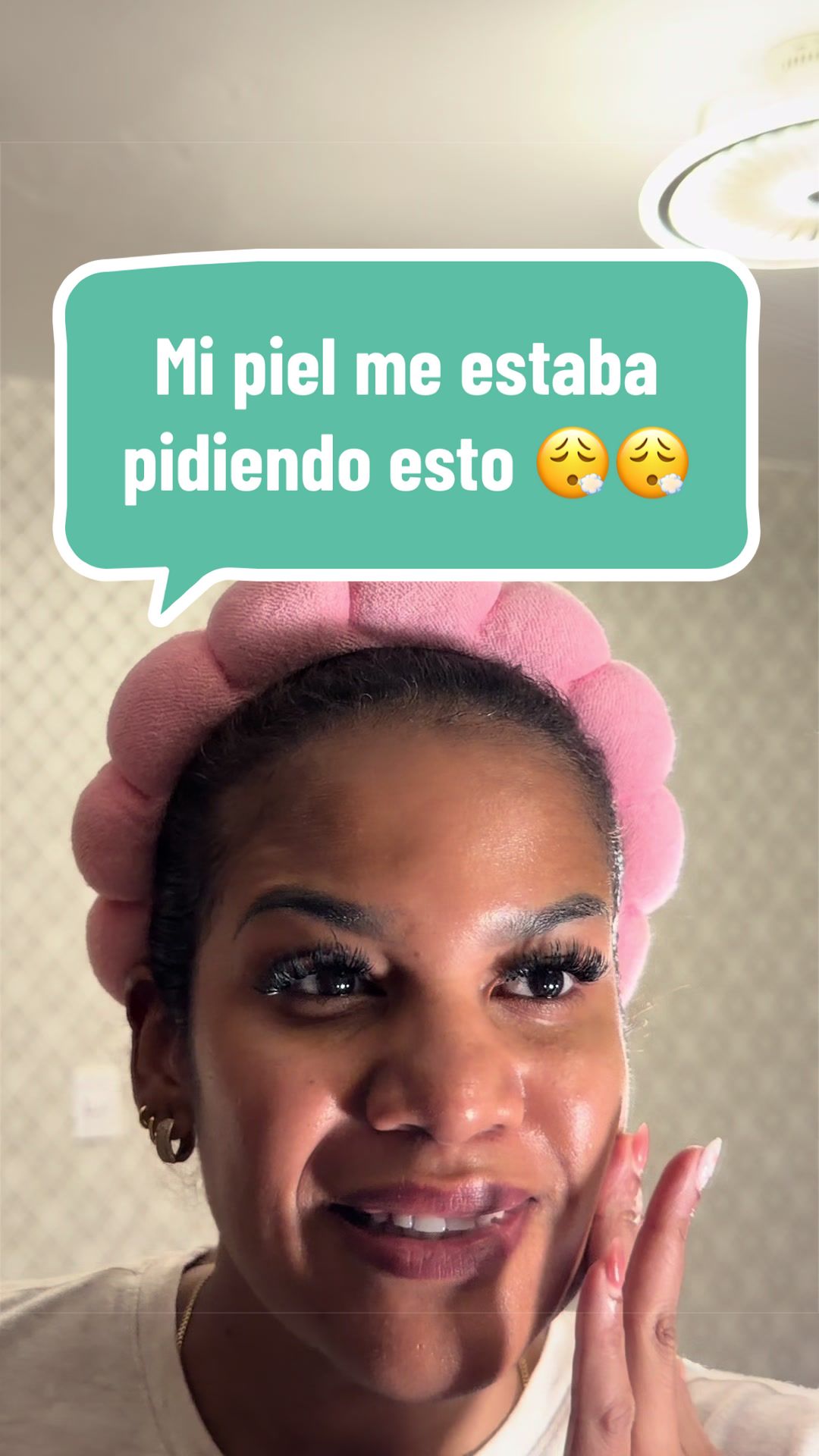 Cuando siento la piel irritada o muy reseca, este es el producto que busco primero. 🤍 No hace magia, pero a mí sí me...