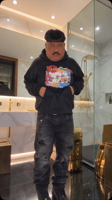 aki asiendo unos videos en mi bano lujozo
