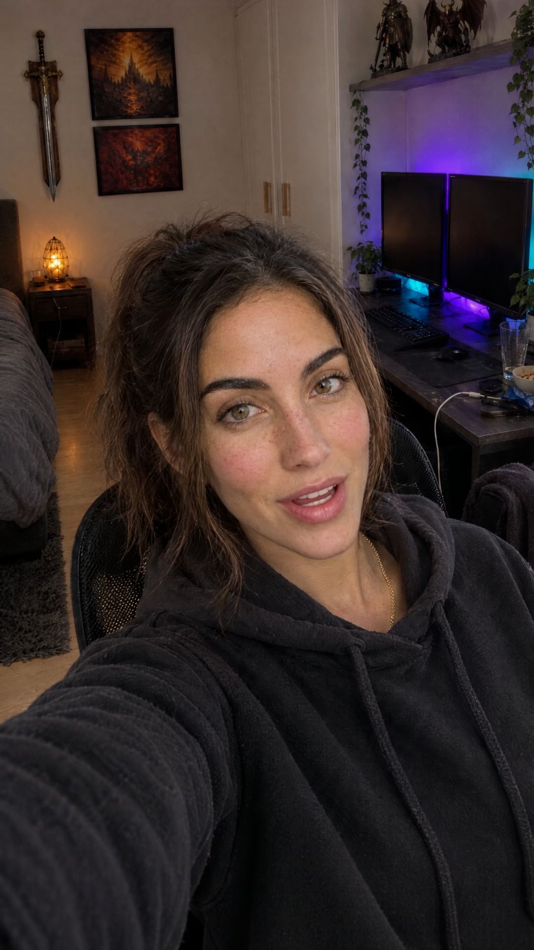 2026-10-19_selfie-hablando-sudadera-escritorio-gaming-2