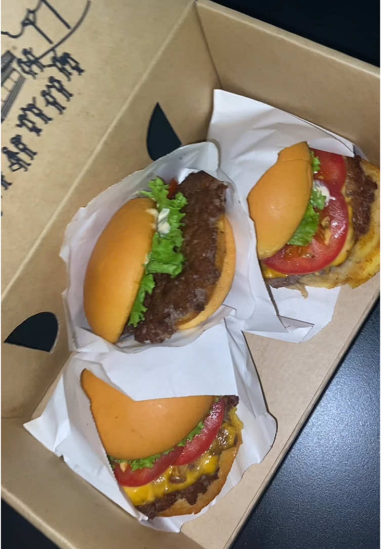 Perfect krabby patty #fyp #shakeshack #thailand🇹🇭 #foodie #travelholic