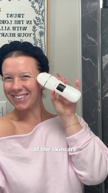 Omg LADIES you all NEED a face spatula I’m OBSESSED! I got mine on Amazon for only like 23 bucks!! 🫧🤗 . #skincare #...