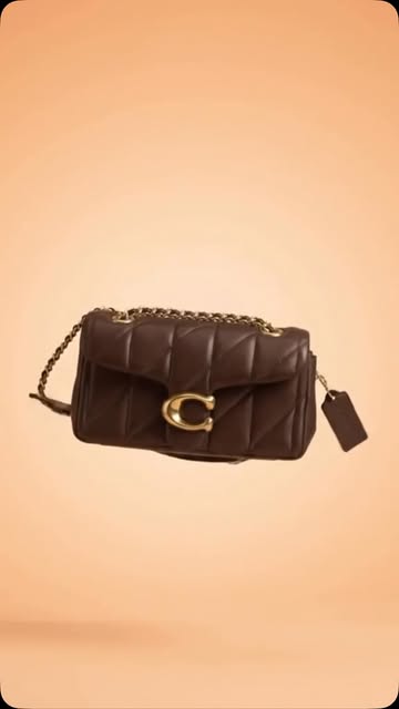 Drop everything because the Coach Quilted Tabby just stole the spotlight. ☕️✨ From the plush pillow-like quilting to...