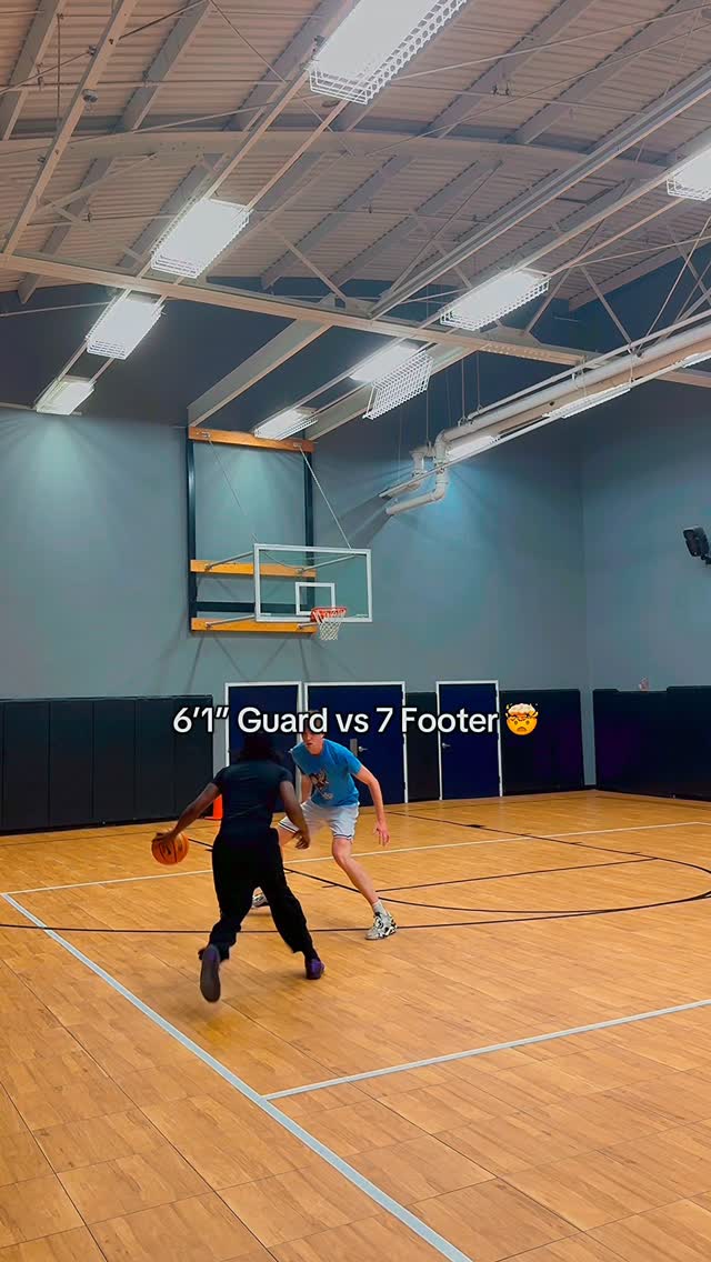 1v1 vs 7ft hooper ?! 😳 #basketball #hoops #hooper #viral #foryoupage