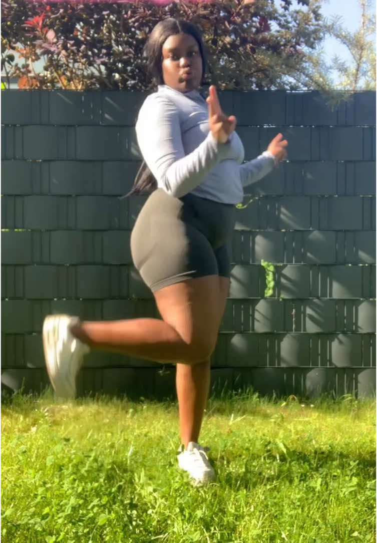 Lil‘ Workout in my Garden 🤭 Don’t judge me I tried okay 😂🫵🏾 #fy #fyp #fyfy #fürdich #blackwomenoftiktok #gym #gym...