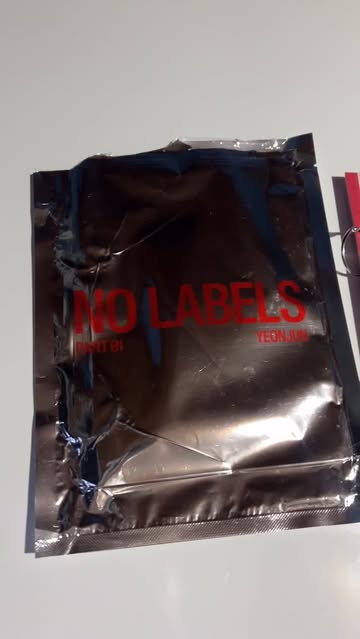 Passeando pela minha versão C do NO LABELS Part 01 do Yeonjun… essa edição parece um binder/fichário e isso deixa tud...