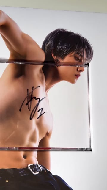 Passeando pelo meu NO LABELS Part 01 (A ver.) do Yeonjun autografado… que álbum LINDO 😭✨ As músicas estão impecáveis...