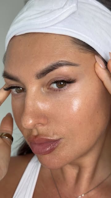 RICH GIRL SKIN achieved 💗🙌🏼✨ @erythros is the ONLY FDA-cleared laser mask powered by 164 medical-grade lasers! ⚡️...