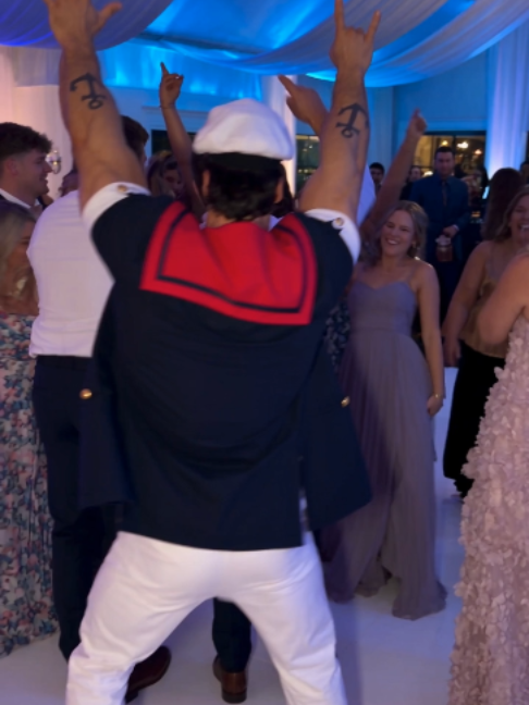 El Capitán Popeyen aparece bailando o haciendo una entrada inesperada.