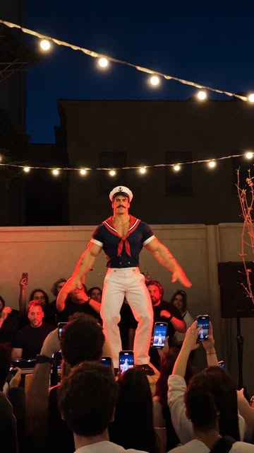¡Llegó el capitán y se prendió la fiesta! 😂⚓💪 ¿Quién quiere bailar con el Capitán Popeyen?