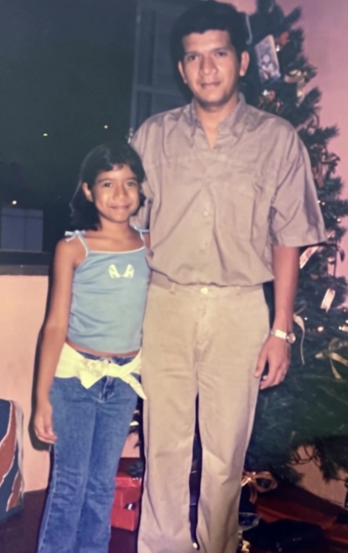 O tempo passa… mas a história fica. De pequena nos meus braços… hoje mãe, construindo o próprio caminho. Transforme s...