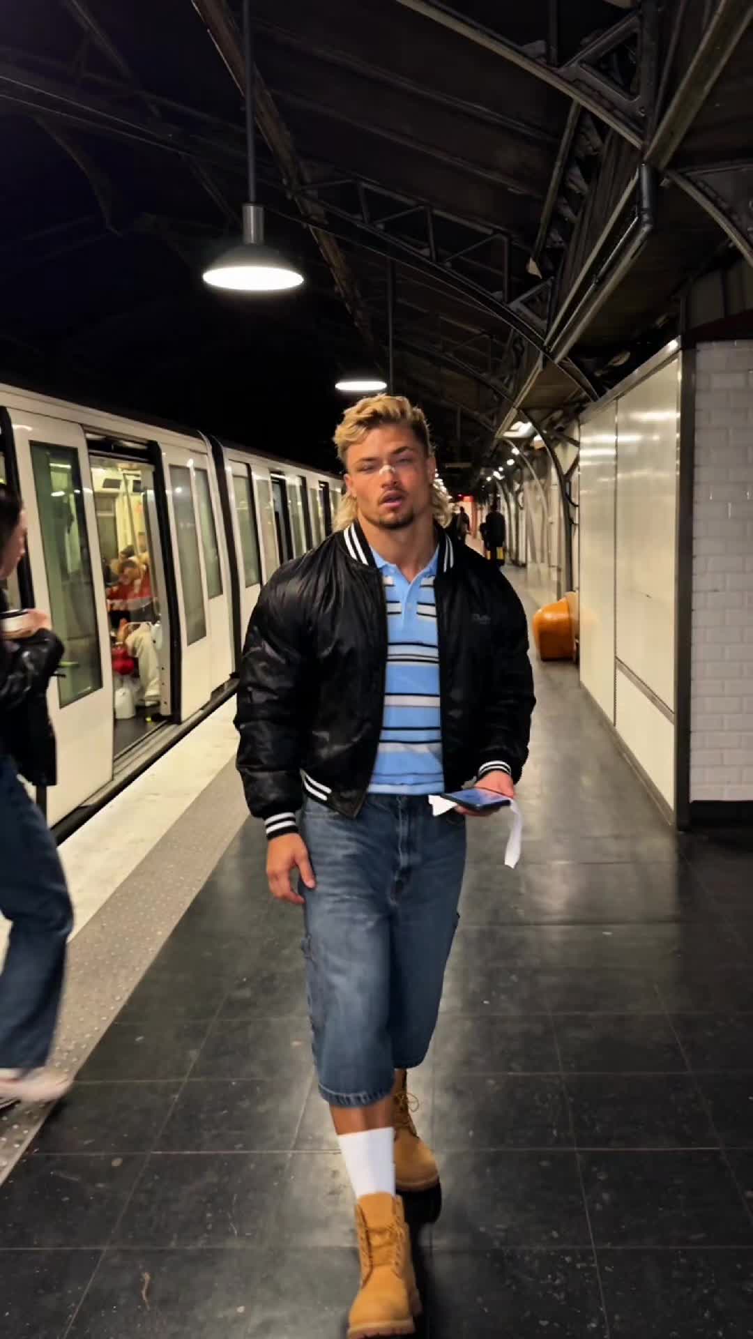 Haz visto mi movil pegado por París #paris #challenge #running #music #viral