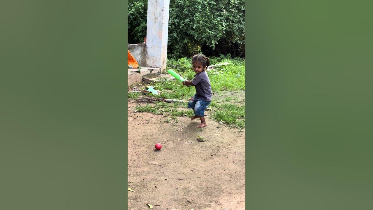 ये बच्ची कैसे क्रिकेट खेल रही है। funny video || comedy baby #tranding #comedy #viral Babies really do have a way of...