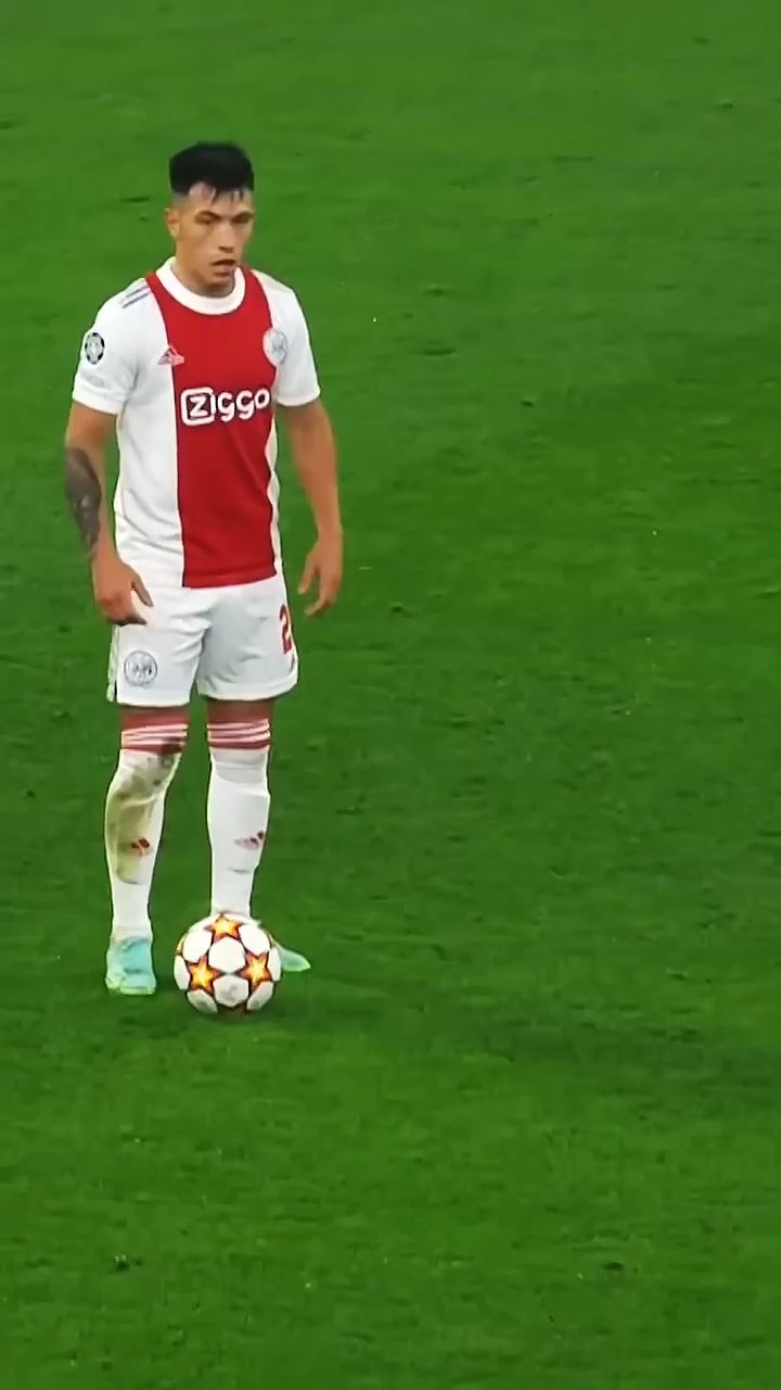 The pass 😍 the control 😮_💨 - UEFA (720p, h264)
