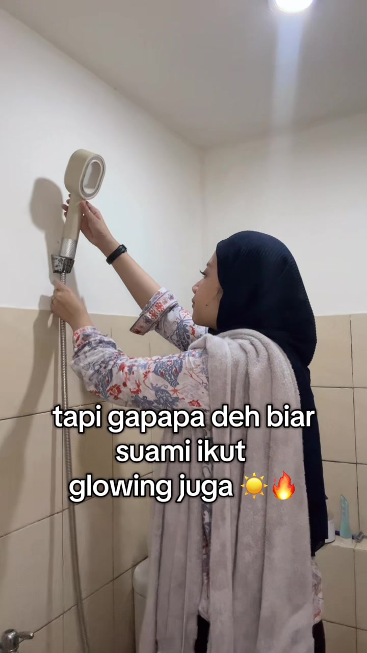 Namanya juga suami ya ges kadang suka FOMO ikutan, apalagi kalo sambil pake shower baru yang airnya udah difilter huw...
