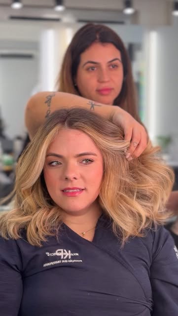 Um dia no @madri.concept comigo ✨ Fizemos mechas + retoque da raiz e hidratação, obrigada @araissasalles pelo cuidado...