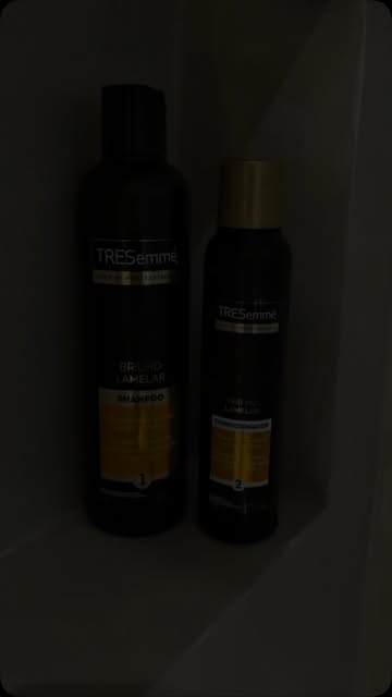 ✨ Dia de lavar o cabelo e dar aquele cuidado que faz toda a diferença. 💛 Meu momento de autocuidado usando a linha T...