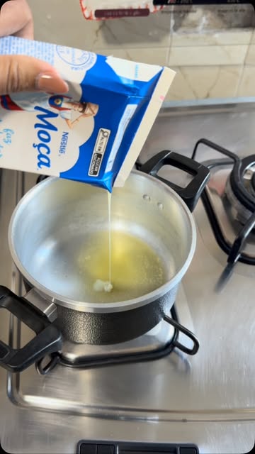 Brigadeiro de colher feito com leite condensado moça para adoçar avisa 💙🤍 quem também é apaixonado por brigadeiro d...