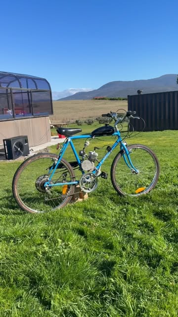 I Put a 2-Stroke Engine on a Bicycle 🏎️ 💨 #MotorizedBicycle #2Stroke #2StrokeEngine #BikeBuild #MotorizedBike