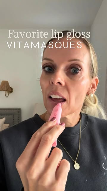 #ad | affiliate — A good lip gloss that’s moisturizing, shiny AND not sticky?! 🙌🏼 And it’s under $10! 💋 Amazon lin...