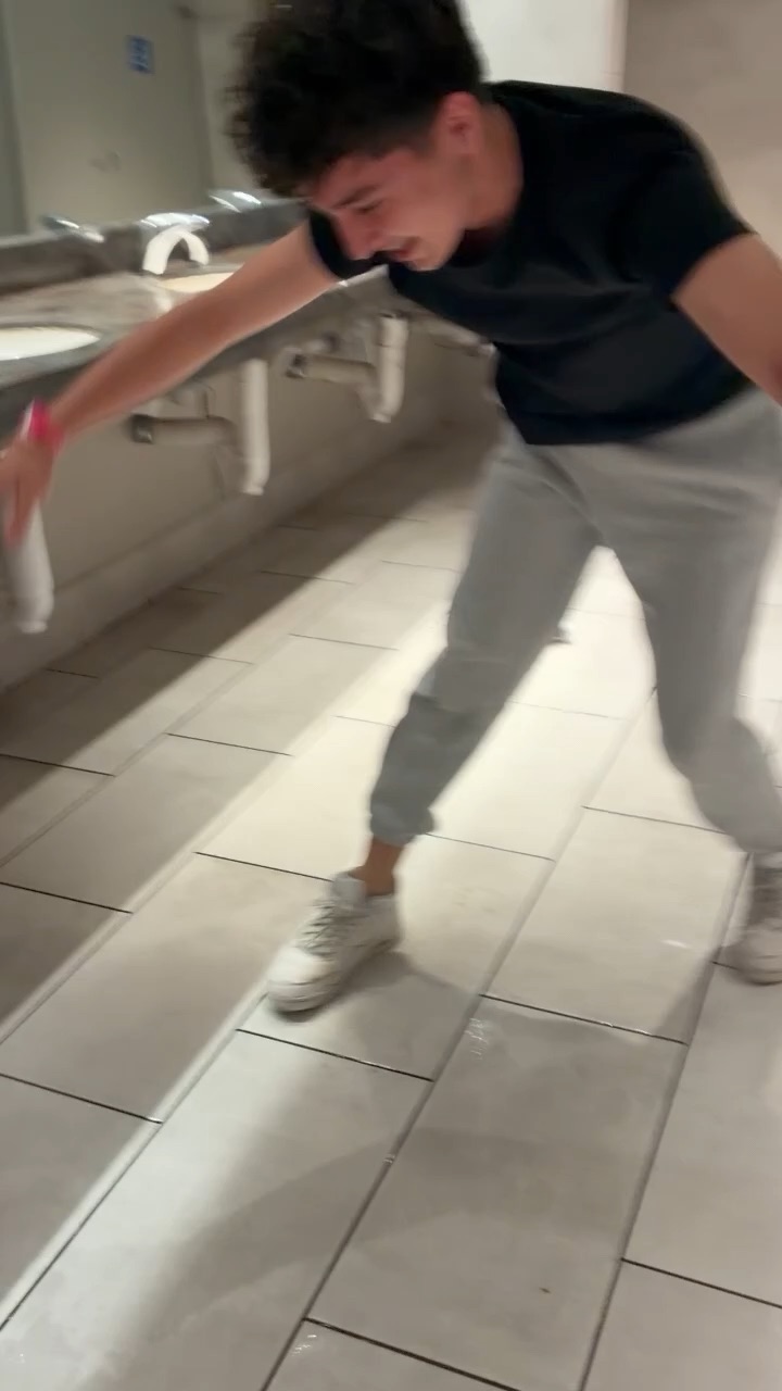 hella funny video of someone slipping lmaoo