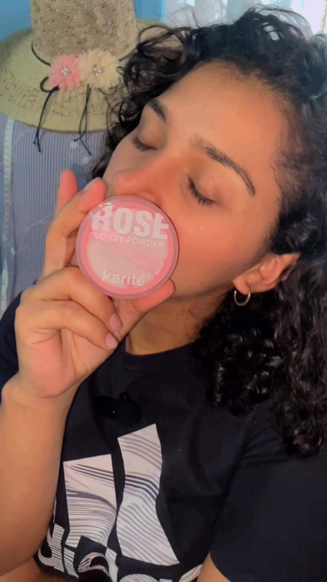 Polvo ROSA que RELLENA E ILUMINA las ojeras ✨🌷🎀 ¿Cuantas ya han probado el increíble polvo suelto de rosas @KissBea...