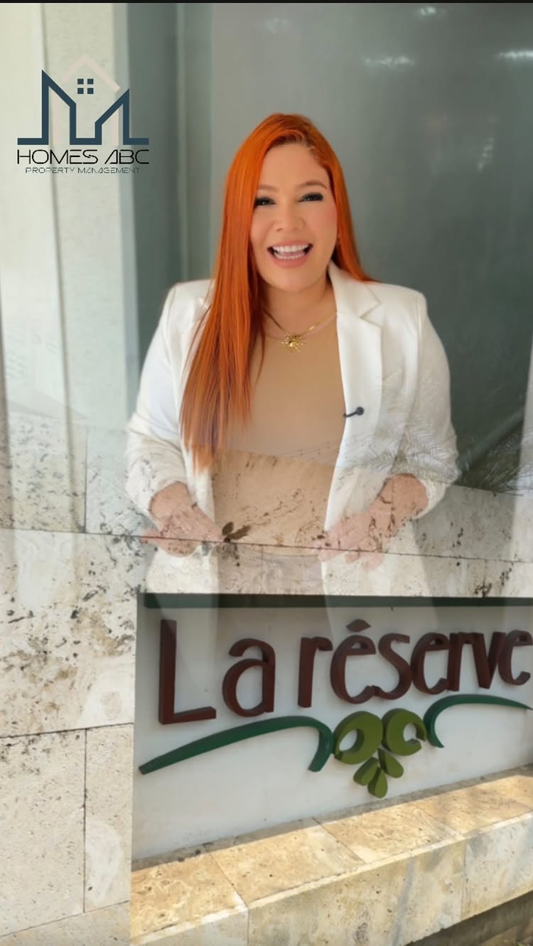LUJOSA OFICINA EN LECHERÍA 114 mts2 C.C. La Reverse * Oficina de 2 pisos * Cuarto de Almacén * 10 puestos de trabajo...