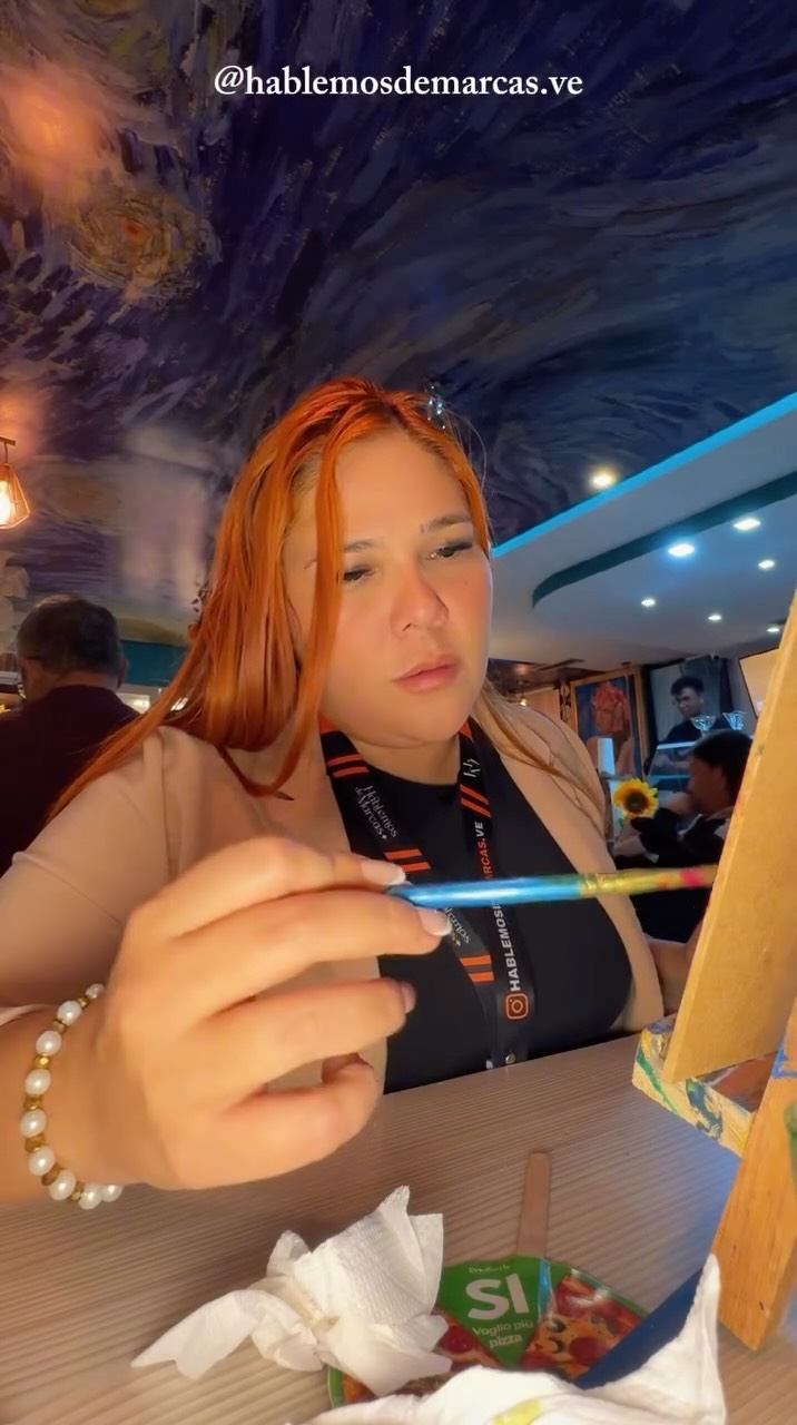 ¿Dónde está la Mona Lisa? @emiliarte En @hablemosdemarcas.ve Celabramos cada momento especial ✨🧡 #hablemosdemarcas #...
