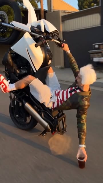 ⚡ Actitud, motor y una escena que no pasa desapercibida. 🏍️🔥 ¿Qué te parece esta toma? Compártelo con ese amigo que...