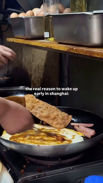one of shanghai’s most famous “hidden” breakfast spots 👀 this little jianbing stall has been around for 15+ years an...