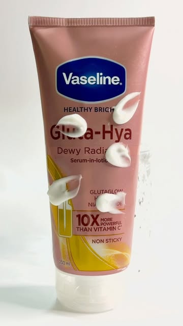 Soft skin + that dewy glow ✨🤍 @vaselinebrand Been loving the Vaseline Gluta-Hya Dewy Radiance for my body-care routi...
