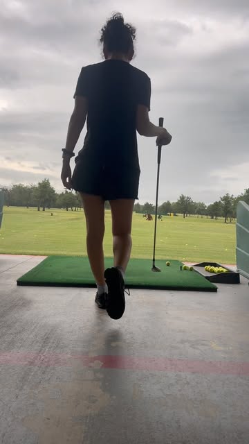 Nos agarró el agua de camino al green, así que cambiamos plan y terminamos en el driving range 🌈 Mis @on waterproof...
