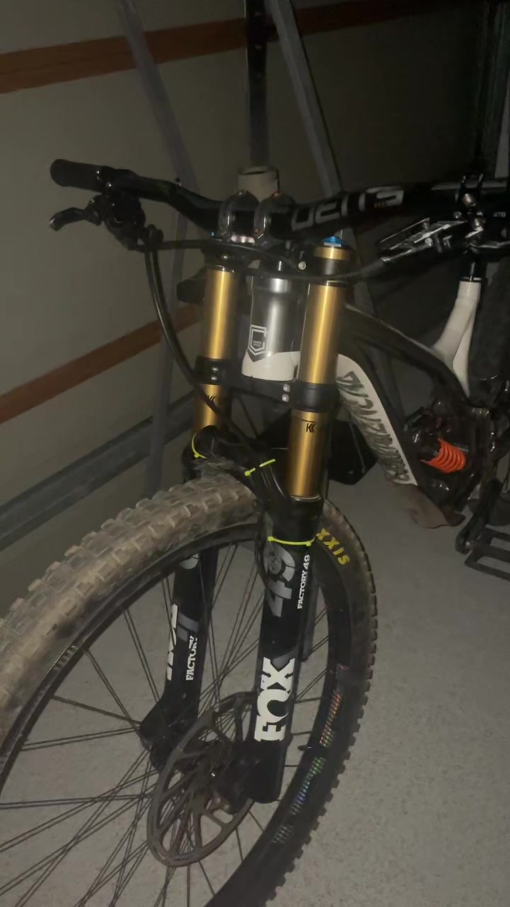 y’all know commencal had a slopestyle bike? #downhill #mtb #viral #fyp #foryou #foryoupage #bike #mtbhubs #mountainbike