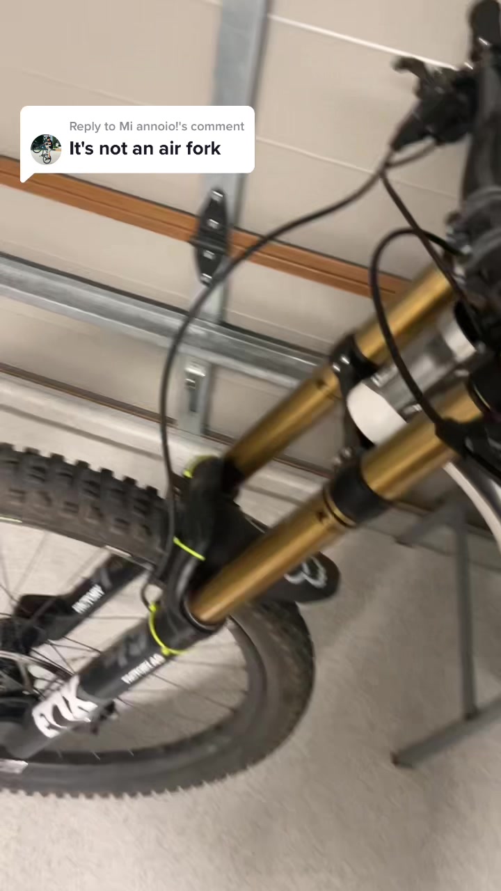 Replying to @Mi annoio! goofy #downhill #mtb #viral #fyp #foryou #foryoupage #bike #mtbhubs #mountainbike #goofy