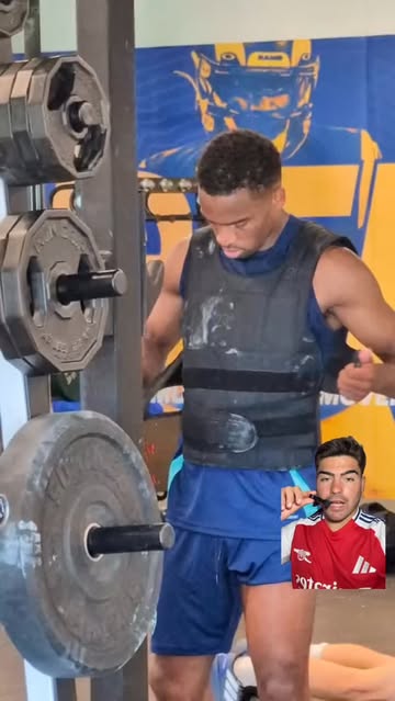 Así entrena el campeón de la Premier League 🏆⚽ Dominadas lastradas, press banca con isométrico, flexiones con pie el...