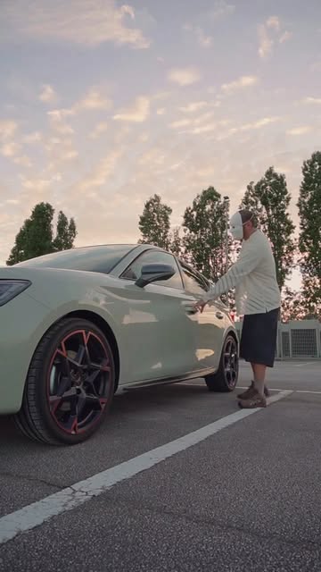 Outfit e auto, stessa energia. Ogni dettaglio, ogni tono, ogni vibe: scelti per rispecchiare quella linea lì. Non è s...