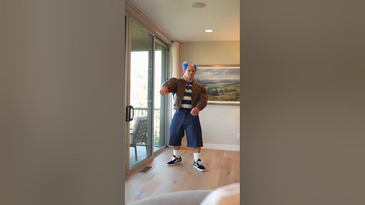 💙😱 ¡Bruno Azulón tiene cola! 😱💙 😱💙 Mechones azules, orejas de elfo, cuerpo de gimnasio... ¿y ahora también cola...