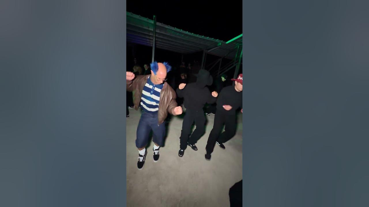 🕺💙 Bruno Azulón en modo fiesta 🌙💙 Todos de negro y Bruno Azulón de azul. Adivina quién se robó la pista. 🕺