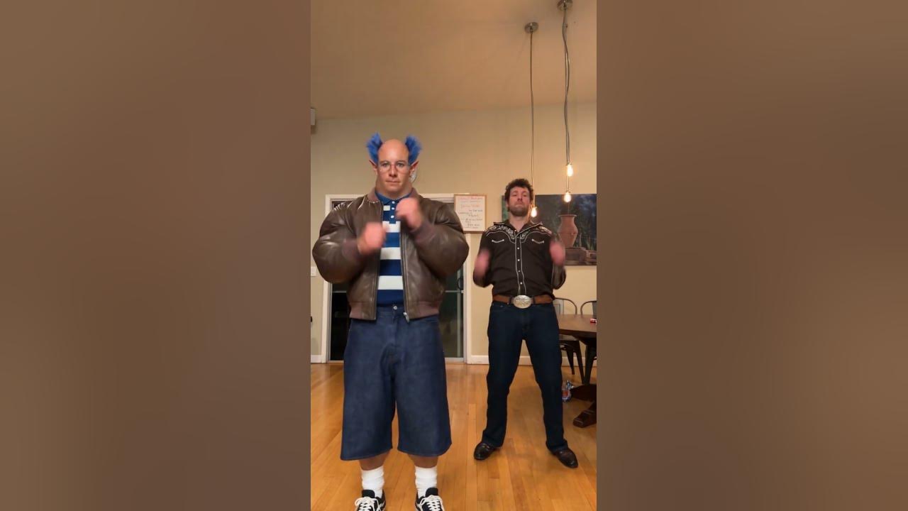 💙🤠Azulón vs. Vaquero: ¿quién baila mejor? 🤠💙 🤠💙 Un elfo musculoso y un vaquero con hebilla gigante, en un duelo...