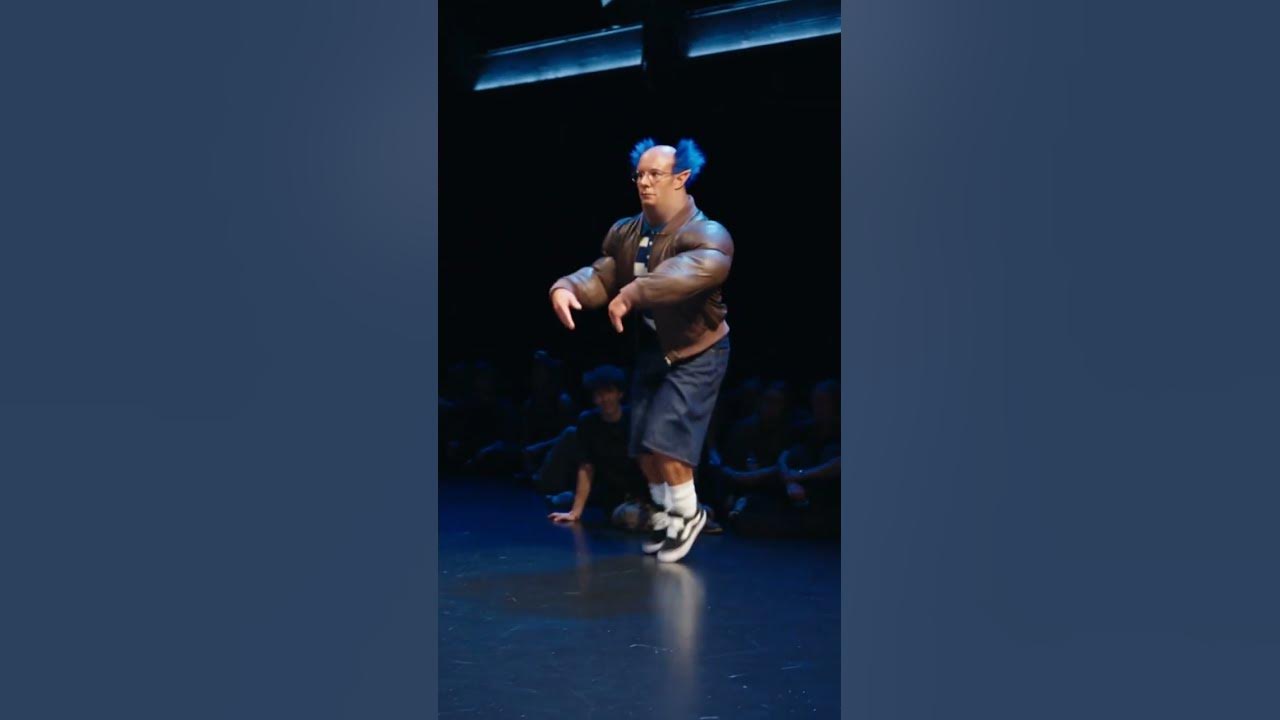 🕺Azulon Toma la Pista 🎭💙 🎭💙 Luces apagadas, mechones azules encendidos. Bruno Azulón toma el escenario. 🕺