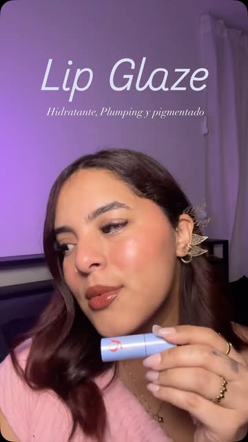 El Lip Glaze que se a vuelto mi favorito no solo por su textura tan hidratante si no que por su tonalidad tan especta...