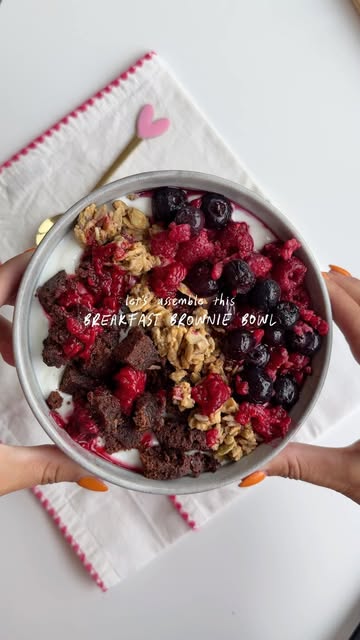 Breakfast brownie bowl 🤎 This is the kind of breakfast that feeds you with all the good nutrients, but also reaaaall...