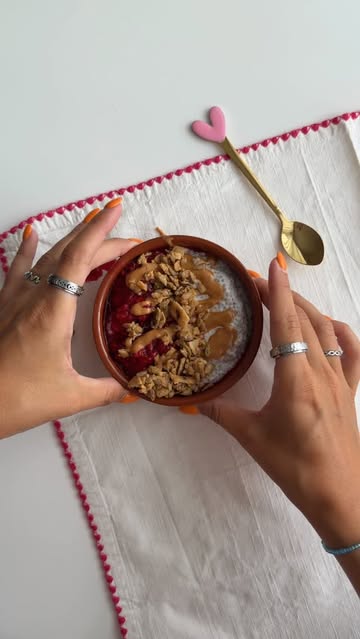 The best chia pudding topping combo? ♥️ Most probably! Crunchy granola, warm berries, smooth peanut butter, all on to...