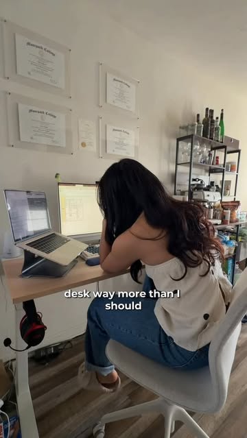 catch me sitting at my desk for even LONGER hours now😗 #contentcreator #ugccreator #ugcexample #workfromhomeessentials